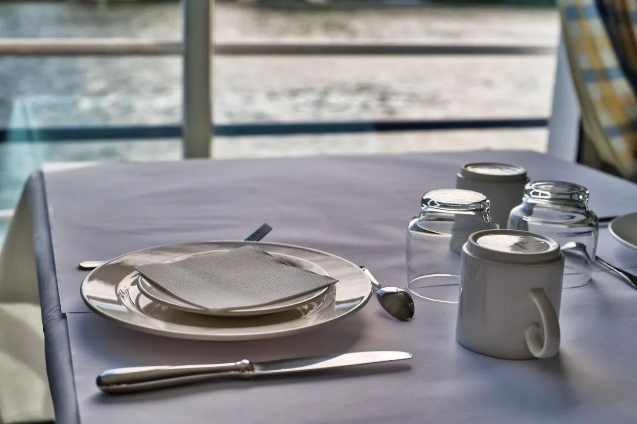 Bateau Hotel A Quai Le Chardonnay Avignon