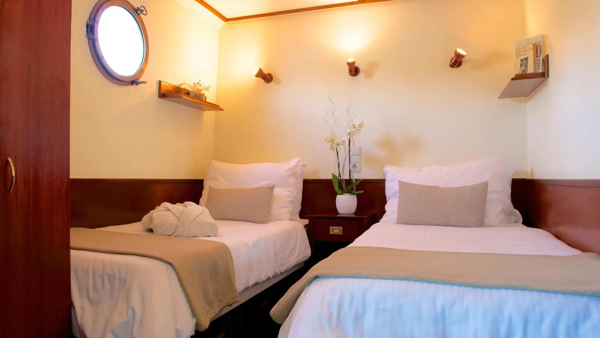 Bateau Hotel A Quai Le Chardonnay Avignon 4*,