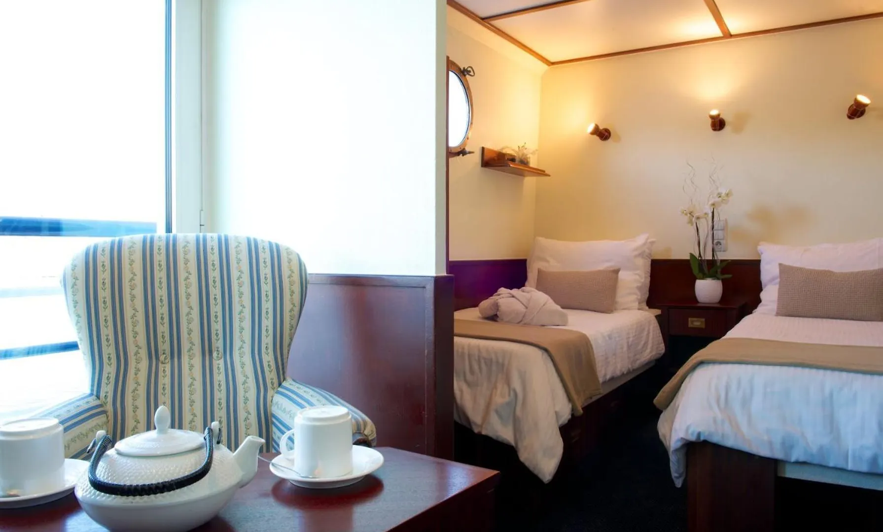 Bateau Hotel A Quai Le Chardonnay Avignon 4*,  France